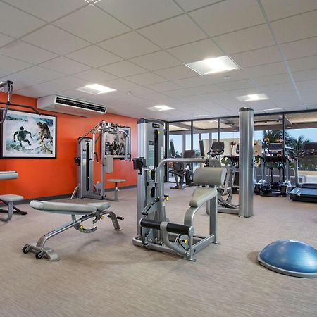 Aston Waikiki Beach Tower Honolulu Ngoại thất bức ảnh A gym at a hotel