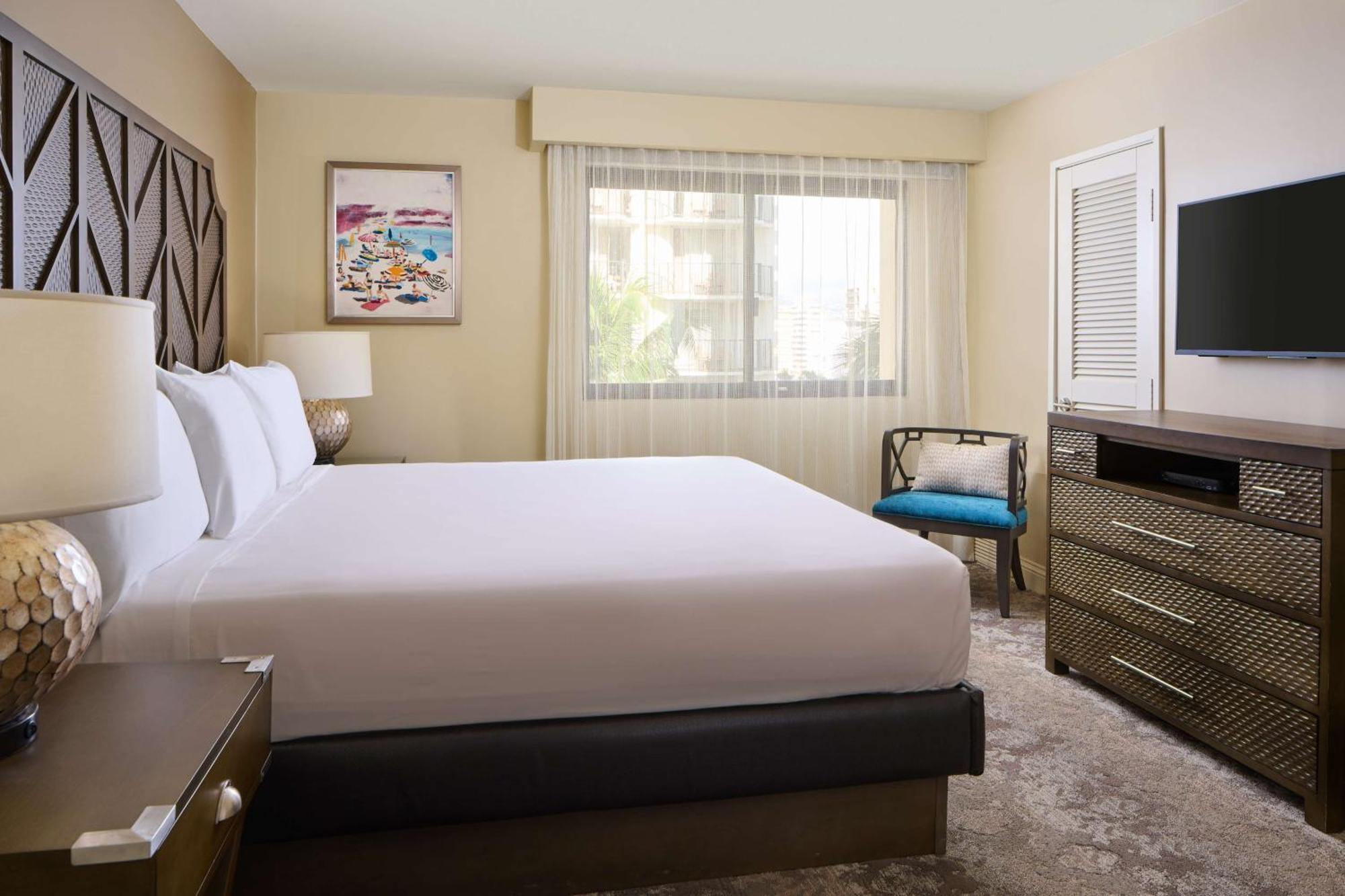 Aston Waikiki Beach Tower Honolulu Ngoại thất bức ảnh A bedroom at the Hilton Las Vegas