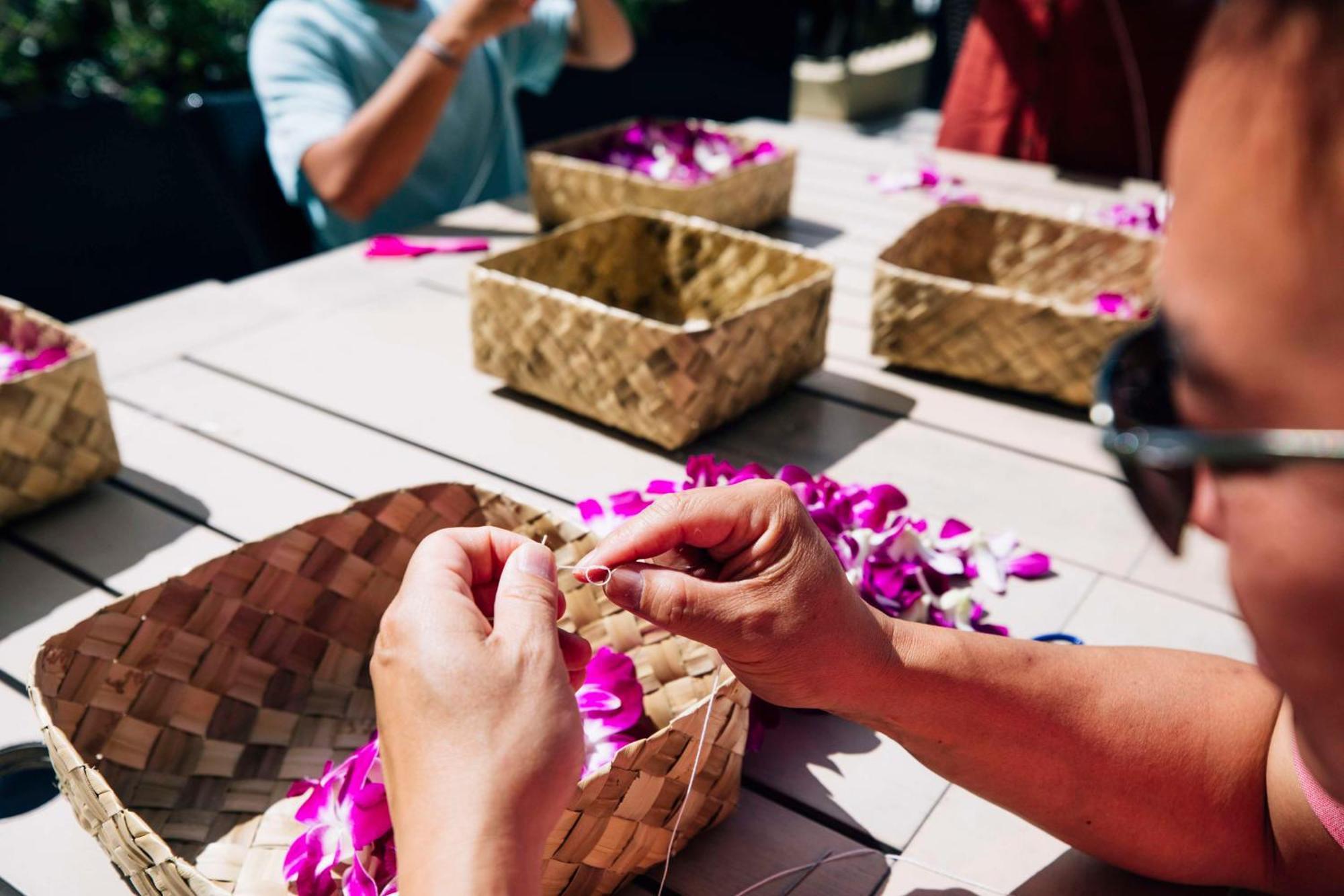 Aston Waikiki Beach Tower Honolulu Ngoại thất bức ảnh Lei making