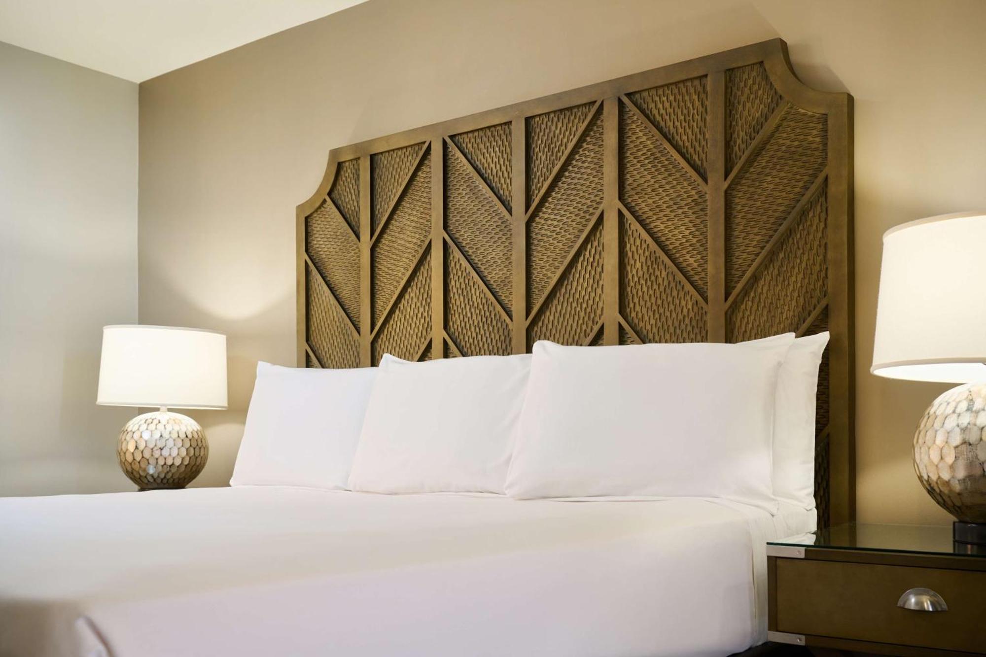 Aston Waikiki Beach Tower Honolulu Ngoại thất bức ảnh A bed with a headboard
