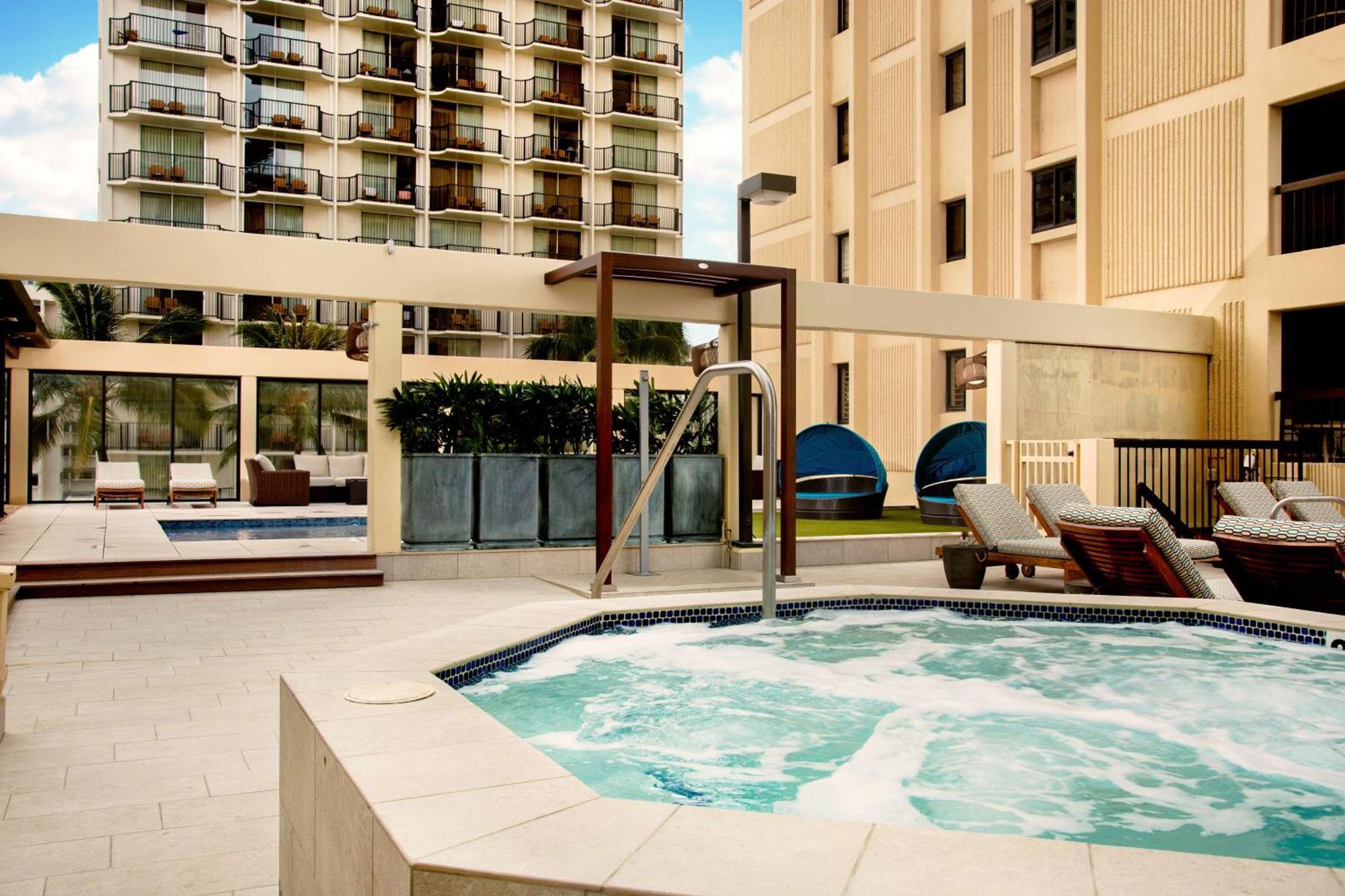Aston Waikiki Beach Tower Honolulu Ngoại thất bức ảnh The pool at the W South Beach