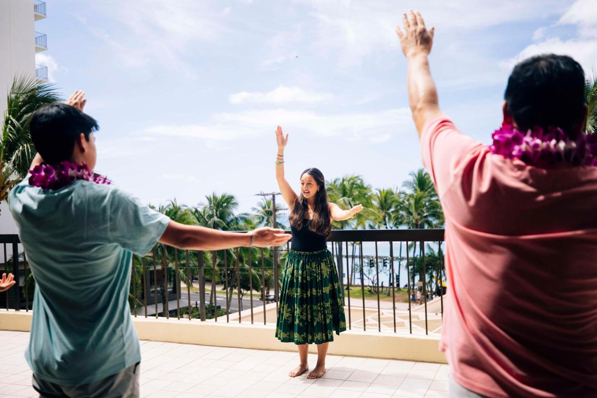 Aston Waikiki Beach Tower Honolulu Ngoại thất bức ảnh Hula dancers at the Hilton Waikiki