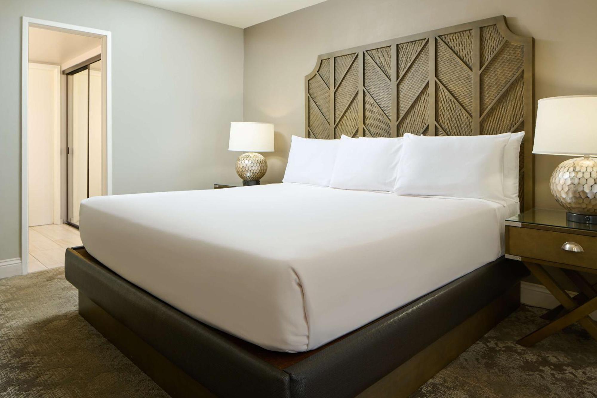 Aston Waikiki Beach Tower Honolulu Ngoại thất bức ảnh A king bed
