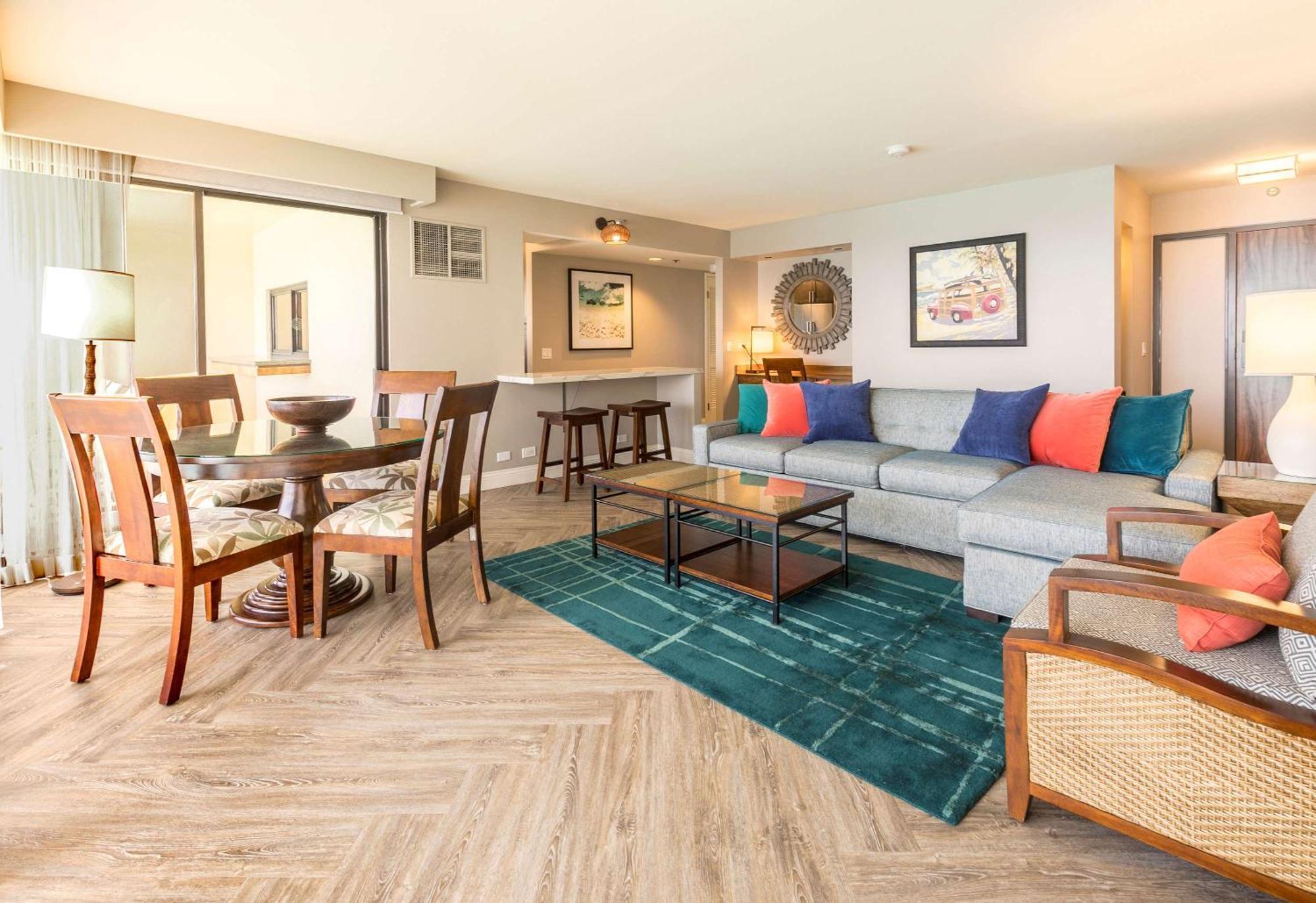 Aston Waikiki Beach Tower Honolulu Ngoại thất bức ảnh A living room at the Hilton Waikoloa Village