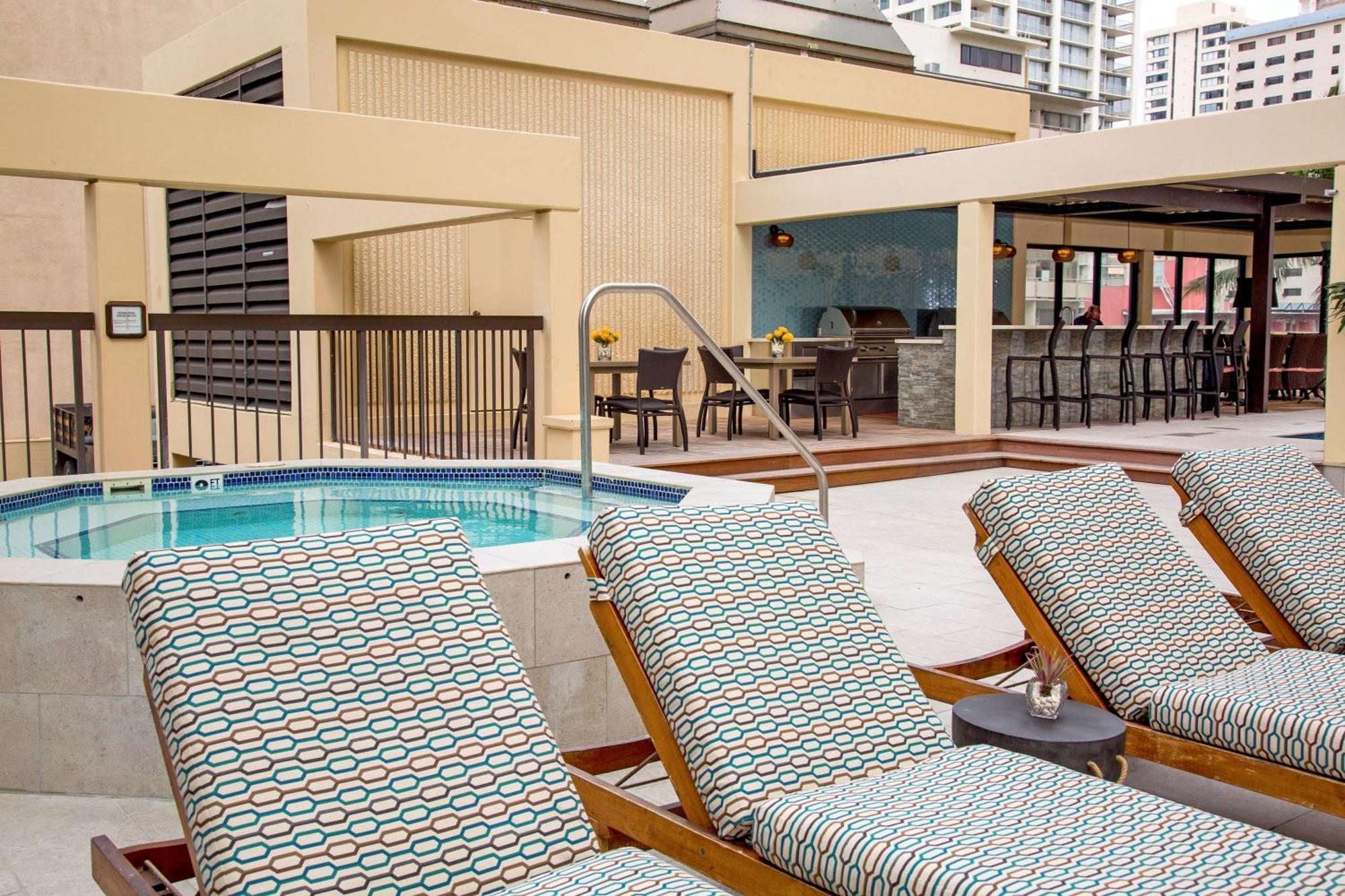 Aston Waikiki Beach Tower Honolulu Ngoại thất bức ảnh The rooftop pool at the Hilton San Francisco