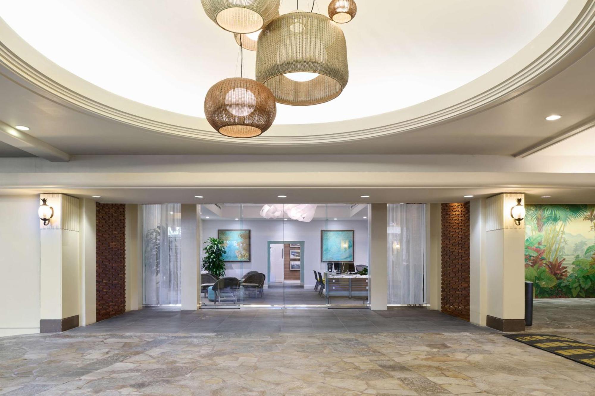 Aston Waikiki Beach Tower Honolulu Ngoại thất bức ảnh The lobby of the hotel