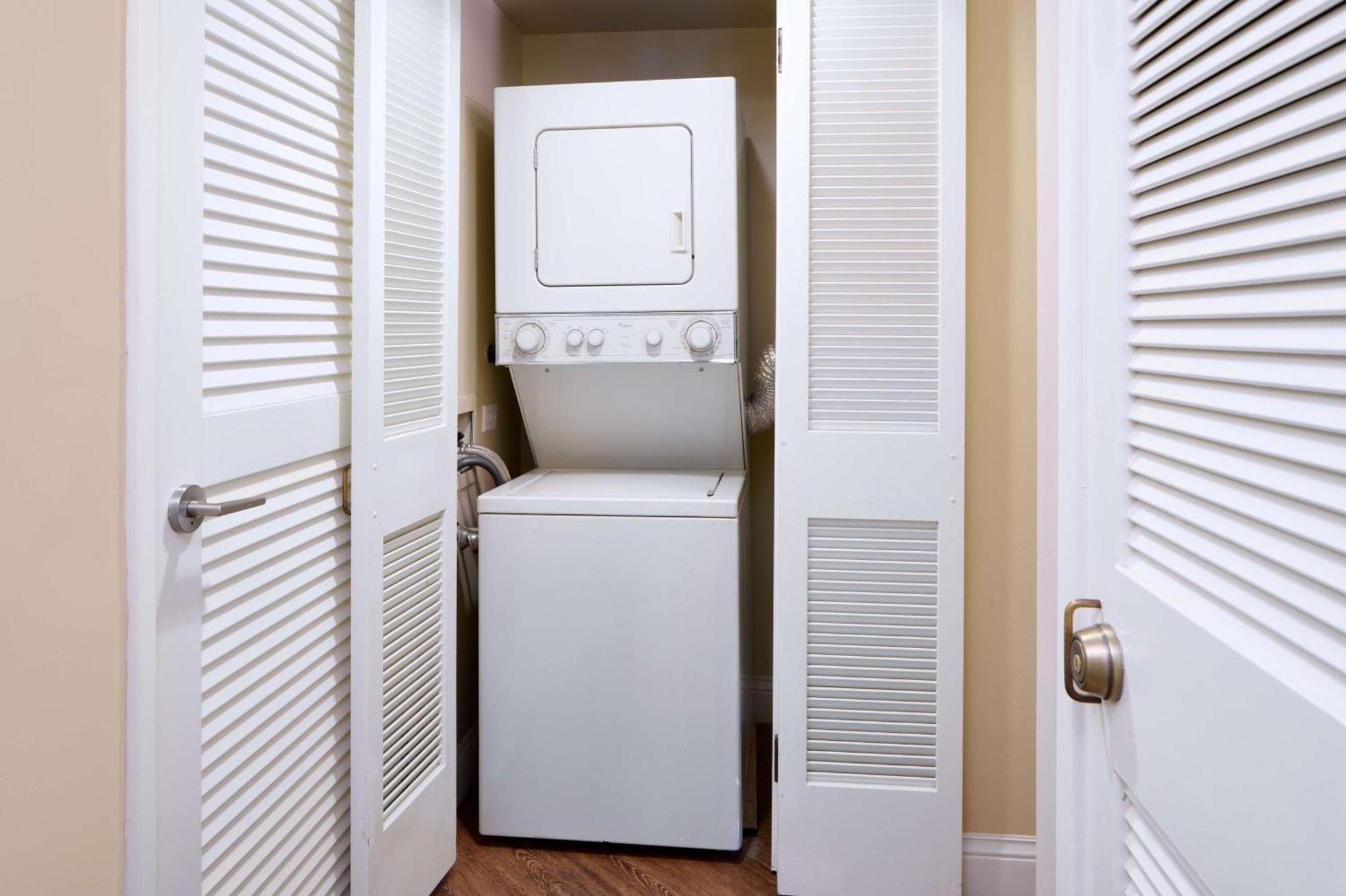 Aston Waikiki Beach Tower Honolulu Ngoại thất bức ảnh A stackable washer and dryer