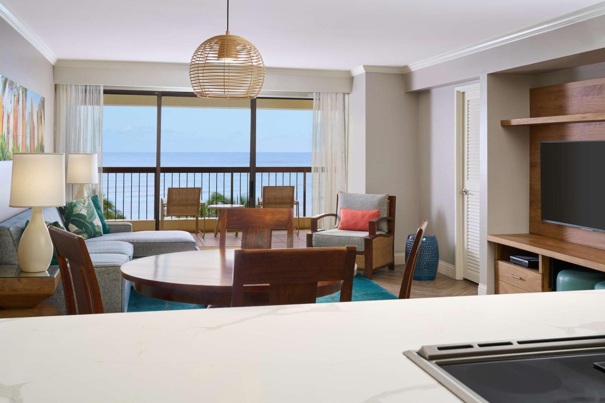 Aston Waikiki Beach Tower Honolulu Ngoại thất bức ảnh A living room at the Hilton Waikoloa Village