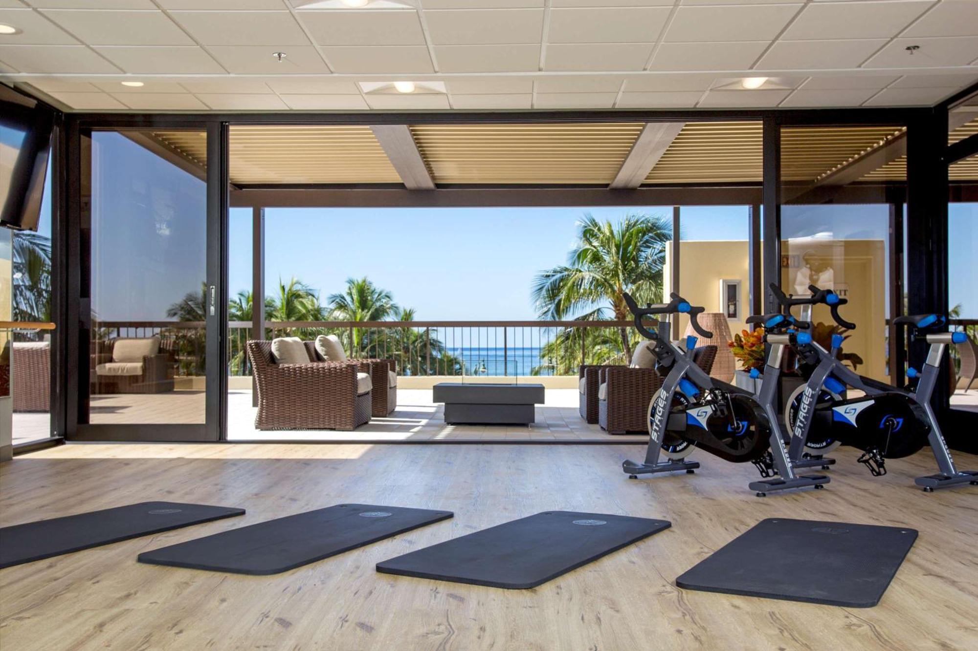 Aston Waikiki Beach Tower Honolulu Ngoại thất bức ảnh The gym at the Four Seasons Resort