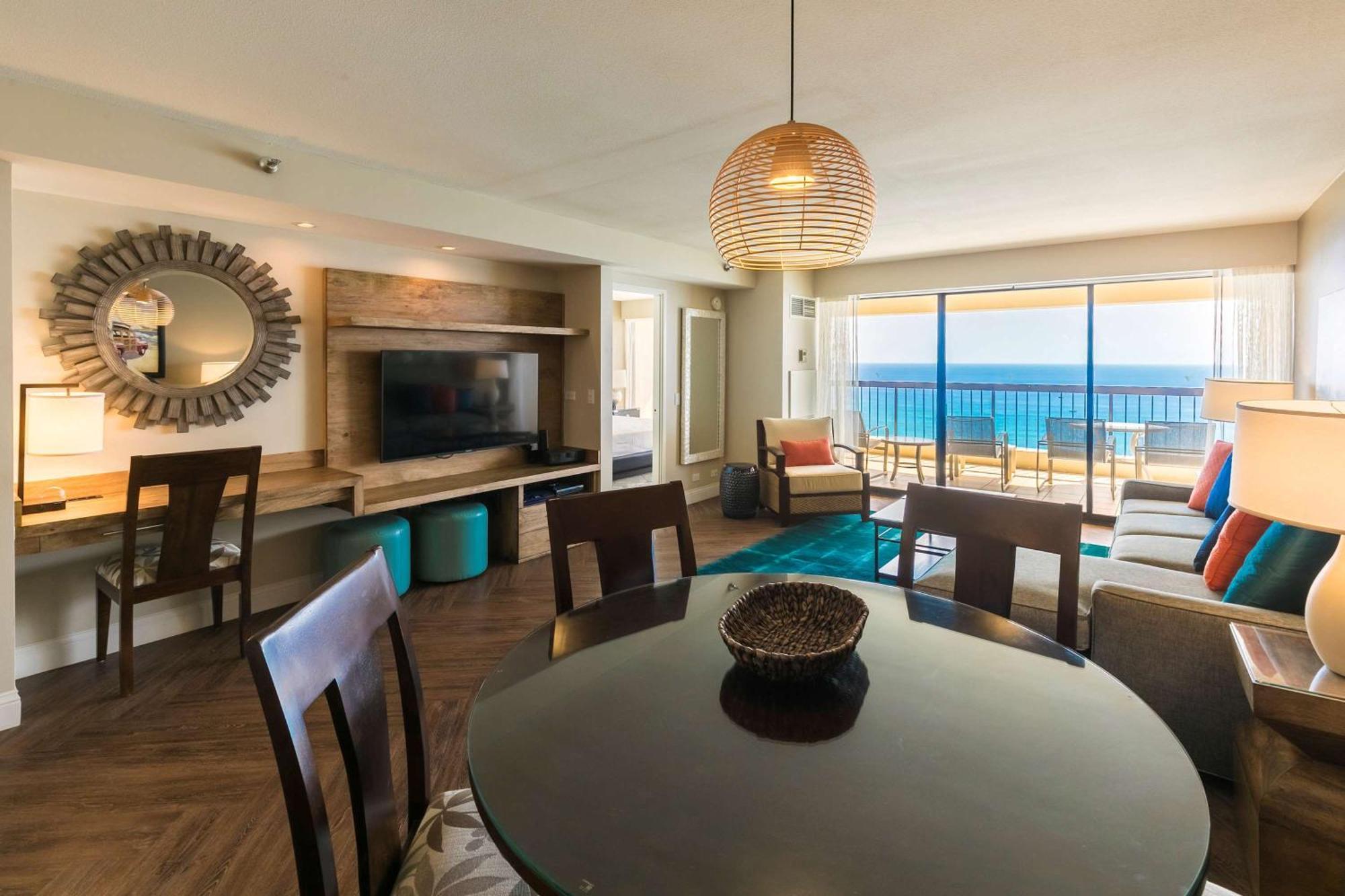 Aston Waikiki Beach Tower Honolulu Ngoại thất bức ảnh A suite at the Hilton Anatole