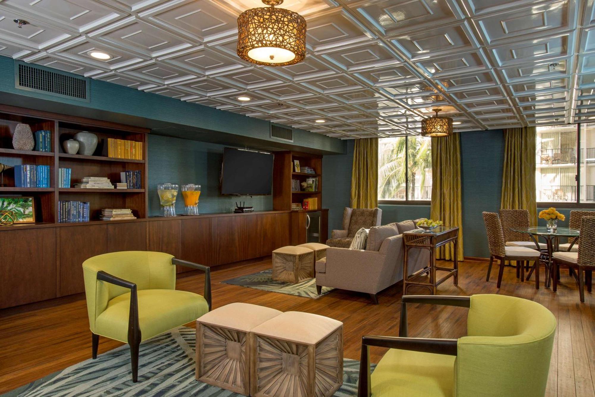 Aston Waikiki Beach Tower Honolulu Ngoại thất bức ảnh The 2012 renovation of the 10th floor lounge