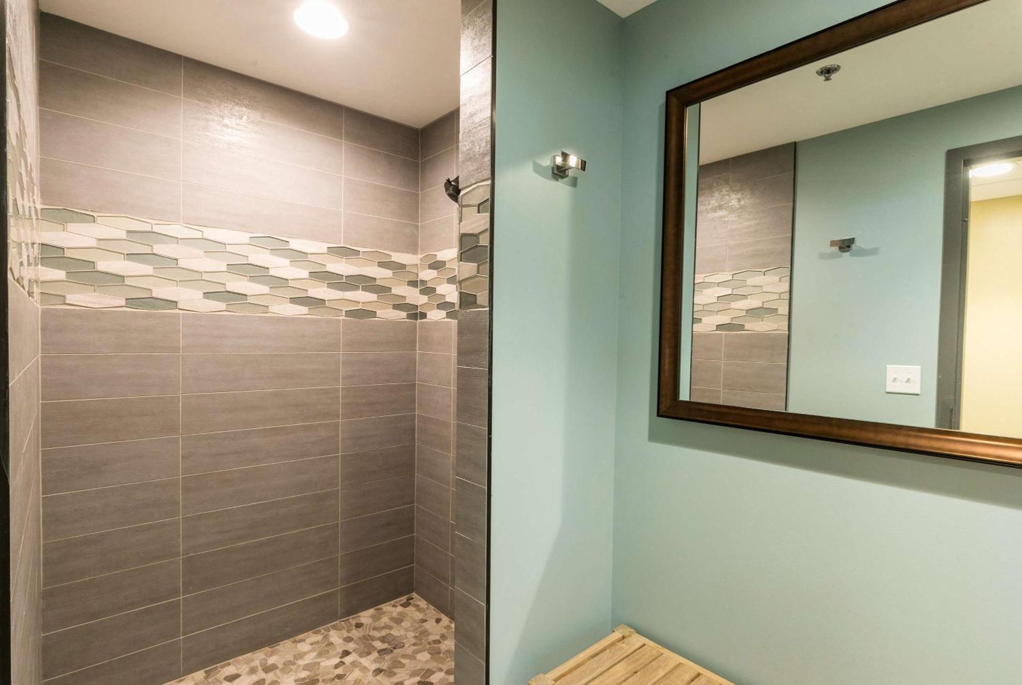 Aston Waikiki Beach Tower Honolulu Ngoại thất bức ảnh A walk-in shower