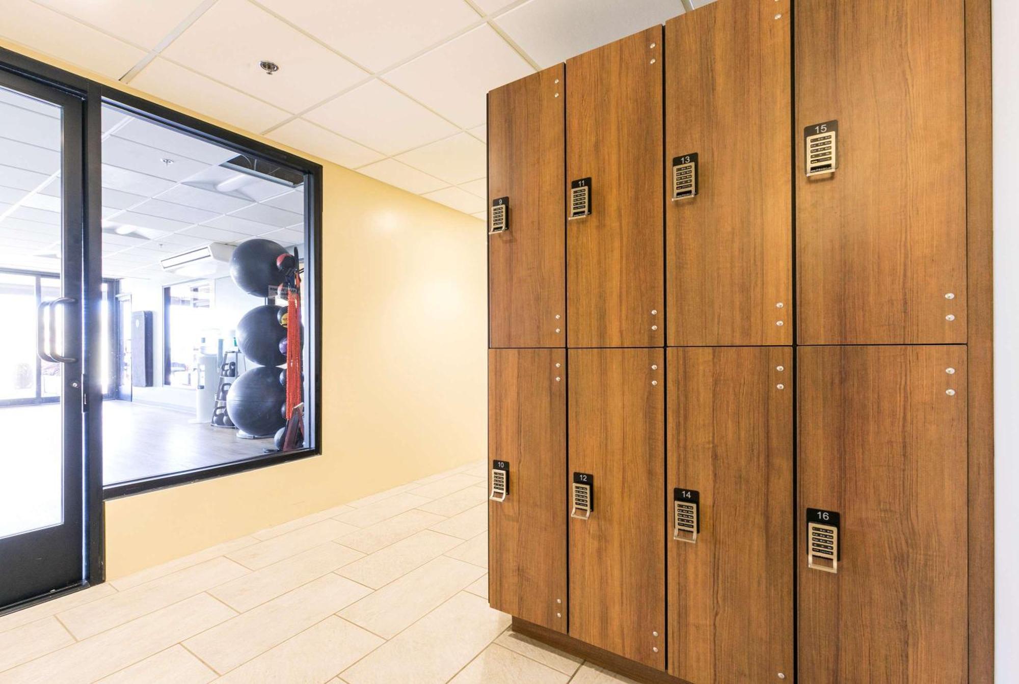 Aston Waikiki Beach Tower Honolulu Ngoại thất bức ảnh Wood lockers