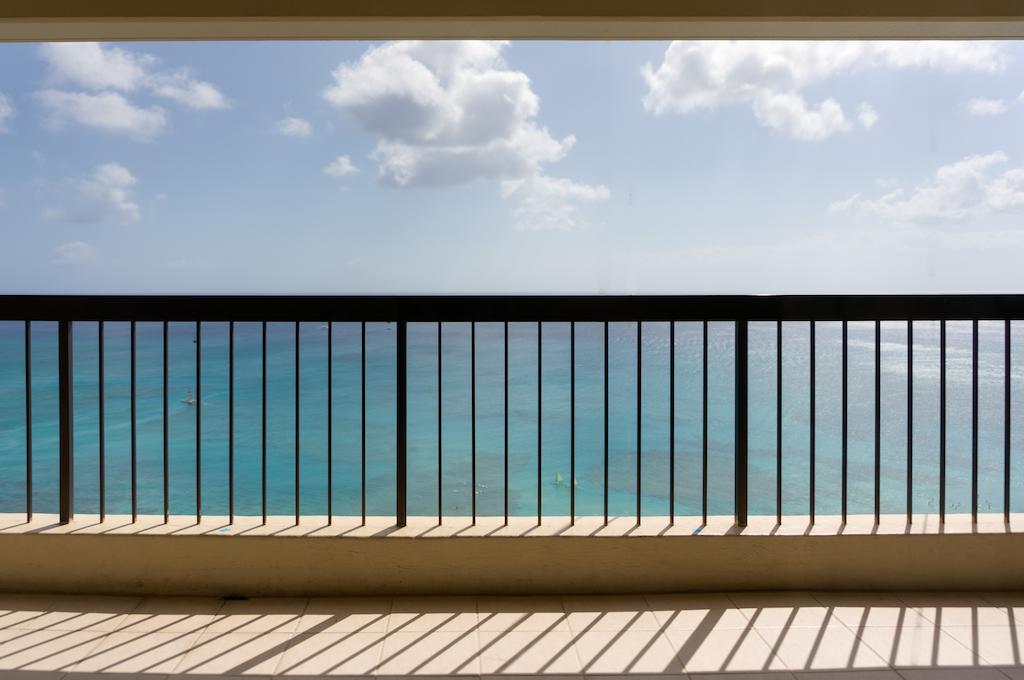 Aston Waikiki Beach Tower Honolulu Ngoại thất bức ảnh A balcony